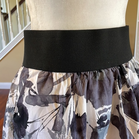 NWT - Express Black & White Watercolor Floral Mini Skirt lined w pockets, Size M - Picture 7 of 8